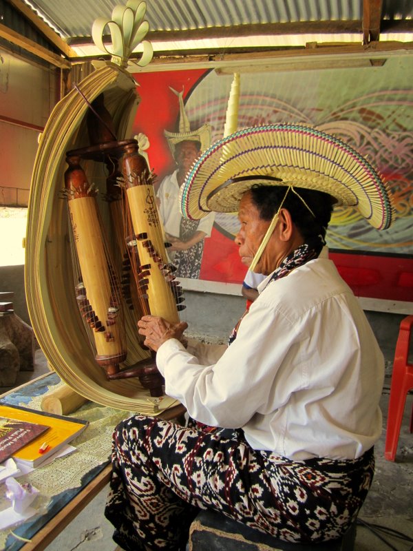 Cara main alat musik sasando