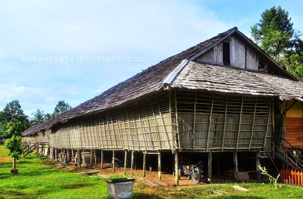 Rumah Adat Kalimantan Barat Ciri Khasnya Gambar LENGKAP 