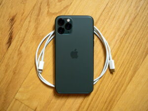 kabel dan charger baru iphone apple lebih ramah lingkungan