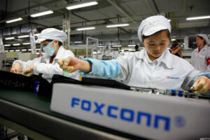 HOT! Foxconn Rekrut 50,000 Staff di China untuk Produksi iPhone 16 Series